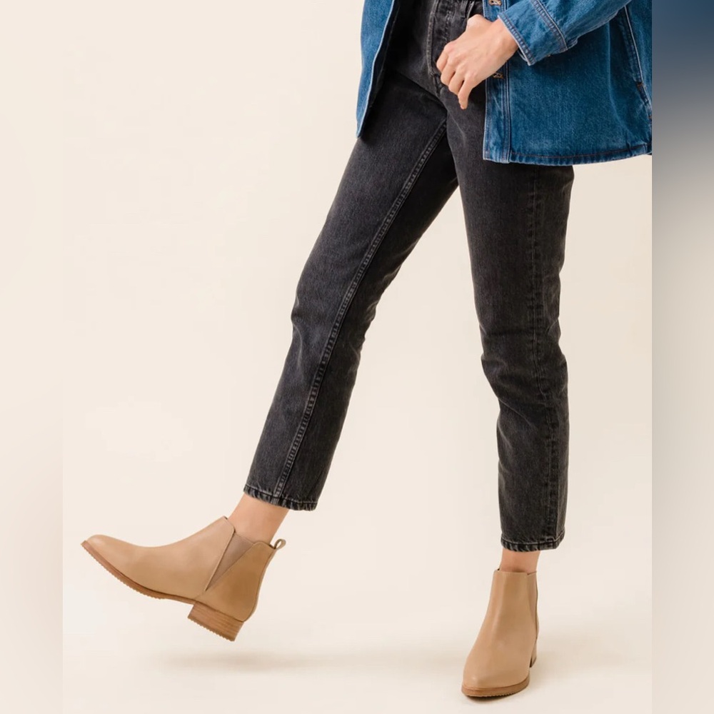 New Nisolo Eva Everyday Chelsea Boot in almond - size 7.5